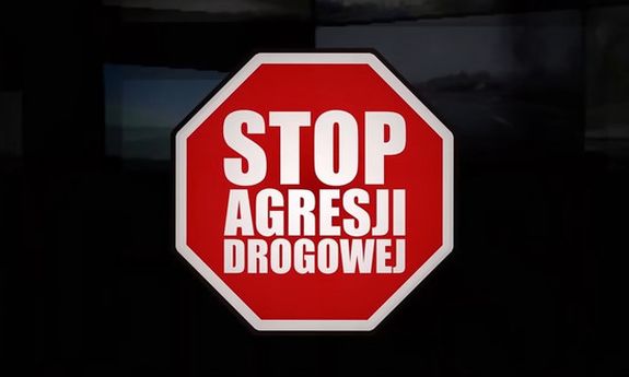 Na czarnym tle znak Stop i napis: Stop agresji drogowej.