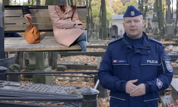 kadr z filmu, policjant stoi przodem do aparatu, obok mały kadr kobiety siedzącej na ławce, obok niej leży torebka, którą kradnie ręka.