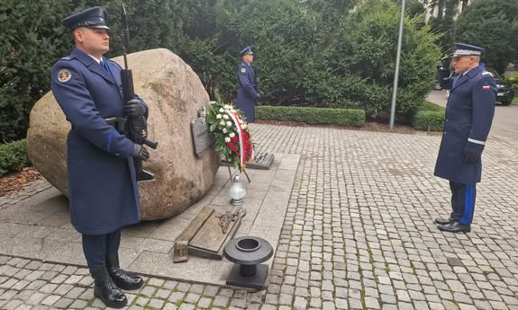 I zastępca komendanta głównego policji składa hołd przed obeliskiem.