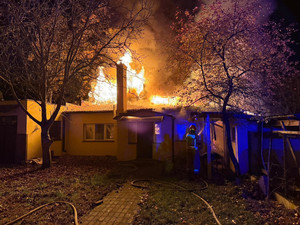 Na zdjęciu widok na płonący budynek mieszkalny.