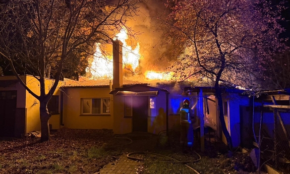 Na zdjęciu widok na płonący budynek mieszkalny.