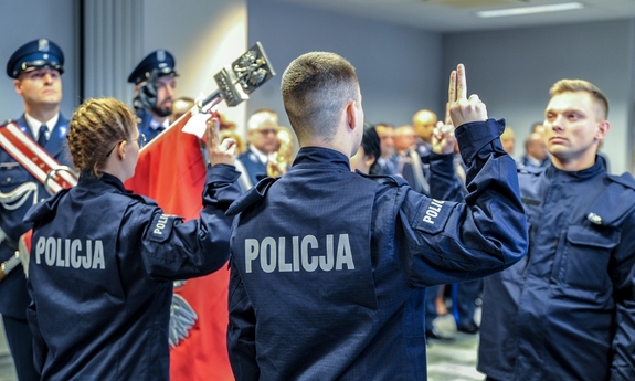 Nowi policjanci podczas ślubowania.