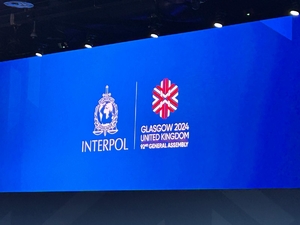 Na ekranie wyświetlane logo Interpolu i napis Glasgow 2024 United Kingdom 92nd General Assembly