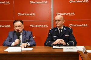 Marszałek Województwa Mazowieckiego Adam Struzik oraz Zastępca Komendanta Wojewódzkiego Policji z siedzibą w Radomiu insp. Paweł Herbuś podpisują porozumienie.