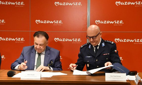 Marszałek Województwa Mazowieckiego Adam Struzik oraz Zastępca Komendanta Wojewódzkiego Policji z siedzibą w Radomiu insp. Paweł Herbuś podpisują porozumienie.