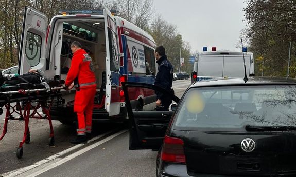 tył uszkodzonego pojazdu, obok karetka zabiera mężczyznę.