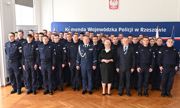 Na zdjęciu policjanci i zaproszeni goście podczas uroczystego ślubowania w auli Komendy Wojewódzkiej Policji w Rzeszowie.