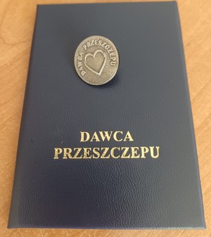 Legitymacja i odznaka dawcy przeszczepu.