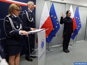 policjantka składa ślubowanie.