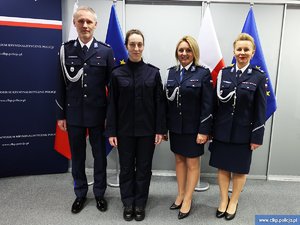 zdjęcie grupowe policjantki z kadrą kierowniczą.