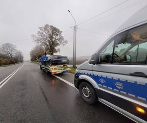 laweta z porsche, z tyłu radiowóz.