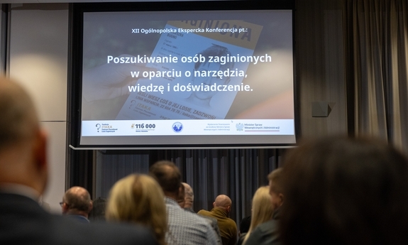 Na ekranie wyświetlana nazwa Konferencji „Poszukiwanie osób zaginionych w oparciu o narzędzia, wiedzę i doświadczenie”. fot.: N.Kurdziel/MSWiA