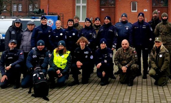 zdjęcie grupowe policjantów i żołnierzy.