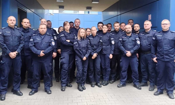 Grupa policjantów pozuje do zdjęcia grupowego.