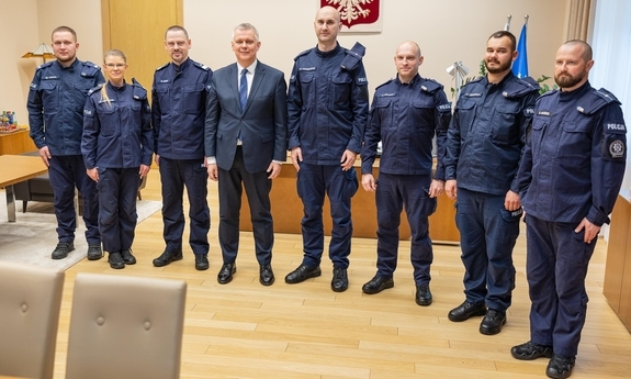 Minister Tomasz Siemoniak - Szef MSWiA, nadinsp. Marek Boroń - Komendant Główny Policji oraz wyróżnieni policjanci, którzy ratowali życie dziecka. Zdjęcie: MSWiA.