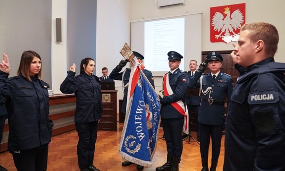 Policjanci w trakcie ślubowania.