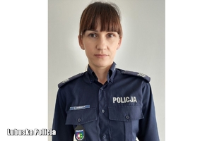 Na zdjęciu umundurowana policjantka.