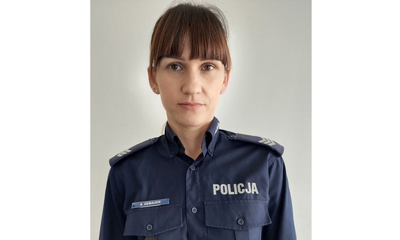 Na zdjęciu umundurowana policjantka.