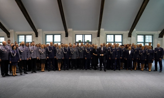 Uczestnicy uroczystości pozują do zdjęcia grupowego.