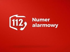 Na czerwonym tle napis: Numer alarmowy. Po lewej stronie od napisu wpisany w kontur Polski numer 112.