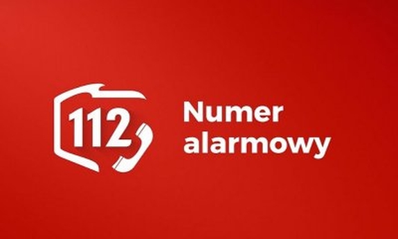 Na czerwonym tle napis: Numer alarmowy. Po lewej stronie od napisu wpisany w kontur Polski numer 112.