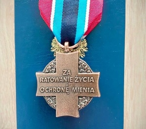 Na zdjęciu brązowy medal za ratowanie życia i ochronę mienia.