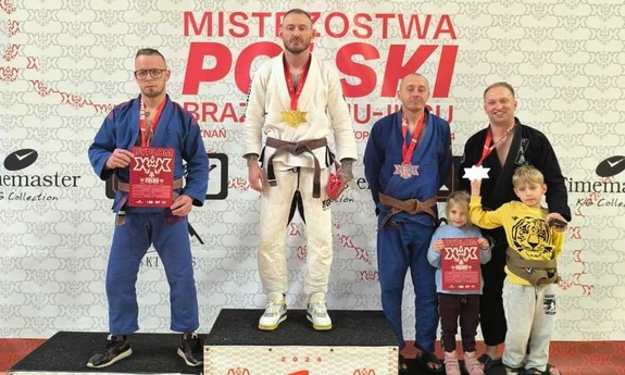 Najlepsi zawodnicy na podium z medalami.