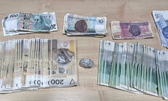 Zabezpieczone pieniądze w banknotach leżące na blacie.