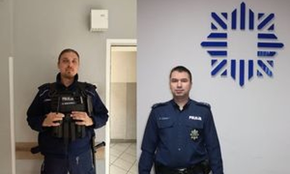 Kolaż dwóch zdjęć przedstawia dwóch policjantów, którzy interweniowali w sprawie kobiety.