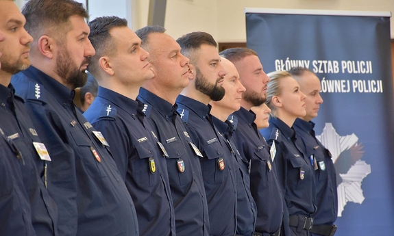 Policjanci - uczestnicy turnieju stoją na auli.