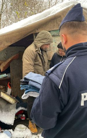 Policjanci i osoby bezdomne w miejscu ich przebywania.