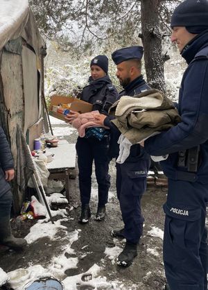 Trzej policjanci z zebranymi darami.