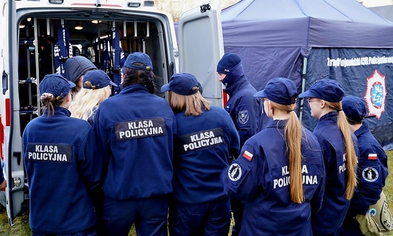 Uczniowie klasy mundurowej podczas spotkania z policjantami w oddziale prewencji.