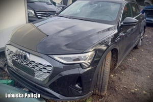 Na zdjęciu zabezpieczony pojazd stoi na parkingu policyjnym.