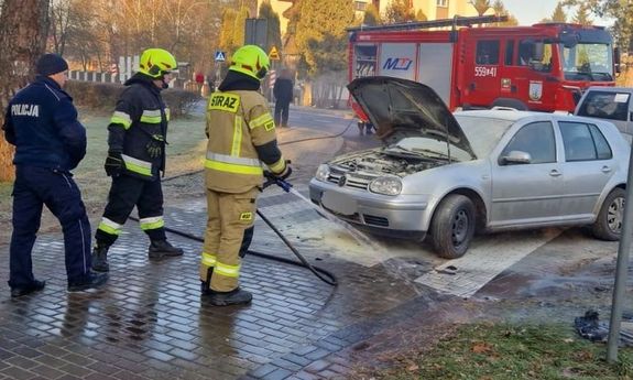 strażacy gaszą pożar samochodu.