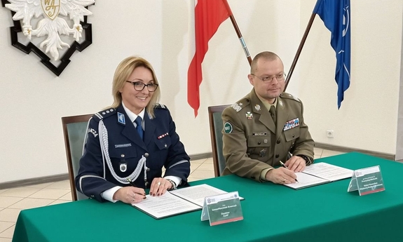 Dyrektor Centralnego Laboratorium Kryminalistycznego Policji insp. Iwona Marciniak-Krawczyk i Rektor-Komendant Wojskowej Akademii Technicznej gen. bryg. prof. dr. hab. inż. Przemysław Wachulak w siedzibie tej uczelni na warszawskim Bemowie podczas podpisania porozumienia.