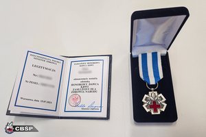 Na zdjęciu medal i legitymacja honorowego krwiodawcy.