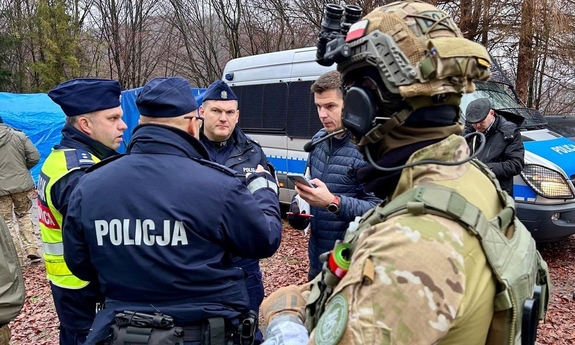 Funkcjonariusze w trakcie ćwiczeń.