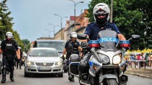 Na zdjęciu umundurowany policjant jedzie na motocyklu.