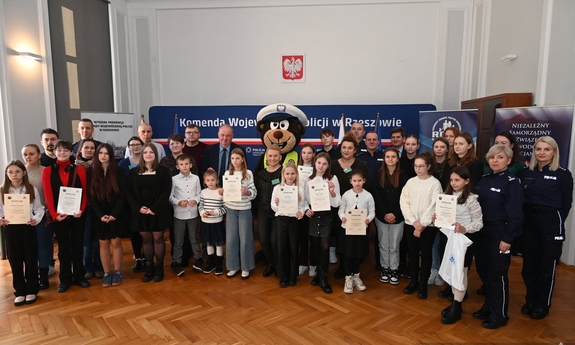 W auli Komendy Wojewódzkiej Policji w Rzeszowie odbyła się wyjątkowa uroczystość, podczas której laureaci tegorocznej edycji konkursu plastycznego „Bezpieczne Wakacje 2024” oraz konkursu na profilaktyczny spot filmowy, odebrali nagrody. Organizatorem konkursów był Wydział Prewencji Komendy Wojewódzkiej Policji w Rzeszowie oraz Regionalny Ośrodek Polityki Społecznej w Rzeszowie.