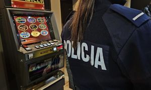 Policjantka przy zabezpieczanym automacie do gier.