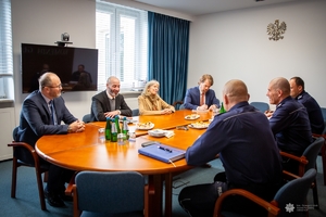 Amerykańska delegacja podczas spotkania w Komendzie Głównej Policji z  I Zastępcą Komendanta Głównego Policji nadinsp. Romanem Kusterem.