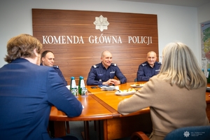 Amerykańska delegacja podczas spotkania w Komendzie Głównej Policji z  I Zastępcą Komendanta Głównego Policji nadinsp. Romanem Kusterem.