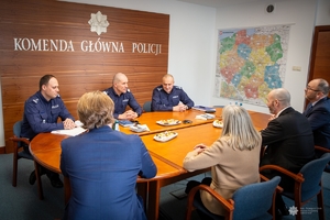 Amerykańska delegacja podczas spotkania w Komendzie Głównej Policji z  I Zastępcą Komendanta Głównego Policji nadinsp. Romanem Kusterem.