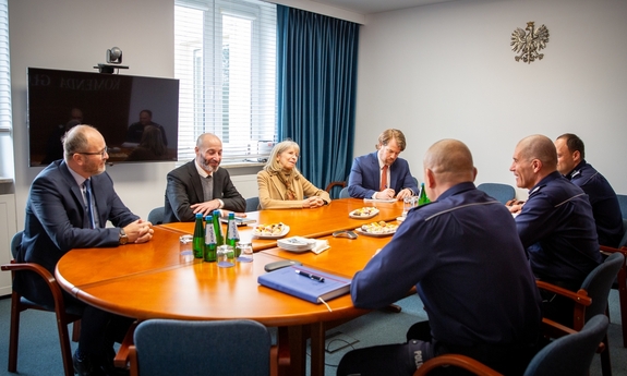 Amerykańska delegacja podczas spotkania w Komendzie Głównej Policji z  I Zastępcą Komendanta Głównego Policji nadinsp. Romanem Kusterem.