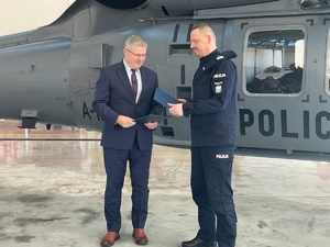 Komendant Główny Policji podczas podpisania porozumienia. W tle Black Hawk.