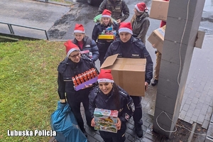 Policjanci z prezentami dla dzieci.