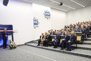 Uczestnicy uroczystości zgromadzeni na widowni sali konferencyjnej.