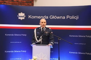 I zastępca komendanta głównego Policji podczas przemówienia.