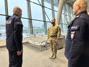 Funkcjonariusze XXXVII zmiany Jednostki Specjalnej Polskiej Policji na lotnisku w trakcie spotkania z I zastępcą komendanta głównego Policji